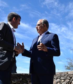 Fernando Clavijo y Casimiro Curbelo presiden la firma de los convenios que permitirán a los ayuntamientos de La Gomera materializar las inversiones del FDCAN. · foto 2