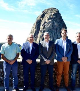 Fernando Clavijo y Casimiro Curbelo presiden la firma de los convenios que permitirán a los ayuntamientos de La Gomera materializar las inversiones del FDCAN. · foto 1