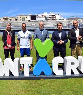 El Ayuntamiento de Santa Cruz de Tenerife se suma al reto del CD Tenerife frente al líder de la Liga 1I2I3. · foto 2