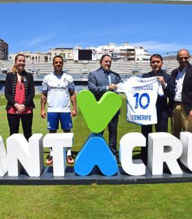 El Ayuntamiento de Santa Cruz de Tenerife se suma al reto del CD Tenerife frente al líder de la Liga 1I2I3. · foto 3