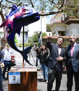 La rambla de Santa Cruz reúne un conjunto escultórico con ocho artísticos Chicharritos. · foto 1
