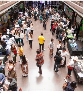 El talento emprendedor universitario exhibe su potencial en la feria celebrada en la Facultad de Economía, Empresa y Turismo. · foto 3
