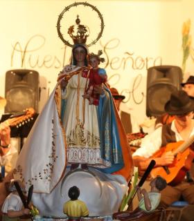 Procesión y Ofrenda Musical en Honor a Nuestra Señora de La Caridad del Cobre en la Fiesta de Los Alares. · foto 5