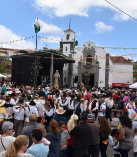 Un millar de romeros se cita en El Chorrillo para honrar a San Isidro y a Santa María de la Cabeza. · foto 2