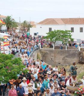 Un millar de romeros se cita en El Chorrillo para honrar a San Isidro y a Santa María de la Cabeza. · foto 3
