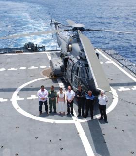 La Armada simula el rescate de un submarino turístico en aguas de Mogán. · foto 4
