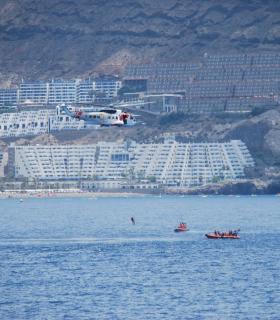 La Armada simula el rescate de un submarino turístico en aguas de Mogán. · foto 1