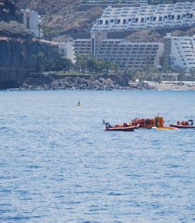 La Armada simula el rescate de un submarino turístico en aguas de Mogán. · foto 3