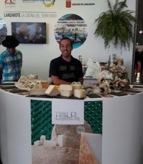 El presidente del Cabildo de Lanzarote, Pedro San Ginés, y el consejero de Promoción Económica, Antonio Morales, felicitan y ponen en valor nuevamente el trabajo y el esfuerzo realizado por productores, bodegas, queserías, sector restauración. · foto 5