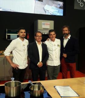 El presidente del Cabildo de Lanzarote, Pedro San Ginés, y el consejero de Promoción Económica, Antonio Morales, felicitan y ponen en valor nuevamente el trabajo y el esfuerzo realizado por productores, bodegas, queserías, sector restauración. · foto 3