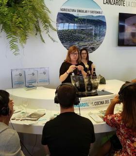 El presidente del Cabildo de Lanzarote, Pedro San Ginés, y el consejero de Promoción Económica, Antonio Morales, felicitan y ponen en valor nuevamente el trabajo y el esfuerzo realizado por productores, bodegas, queserías, sector restauración. · foto 6