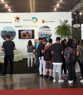 El presidente del Cabildo de Lanzarote, Pedro San Ginés, y el consejero de Promoción Económica, Antonio Morales, felicitan y ponen en valor nuevamente el trabajo y el esfuerzo realizado por productores, bodegas, queserías, sector restauración. · foto 2