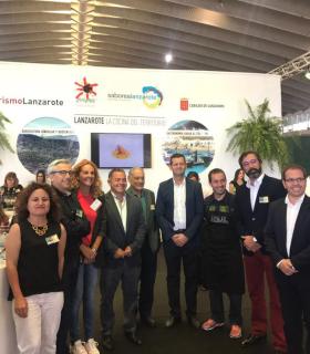 El presidente del Cabildo de Lanzarote, Pedro San Ginés, y el consejero de Promoción Económica, Antonio Morales, felicitan y ponen en valor nuevamente el trabajo y el esfuerzo realizado por productores, bodegas, queserías, sector restauración. · foto 7