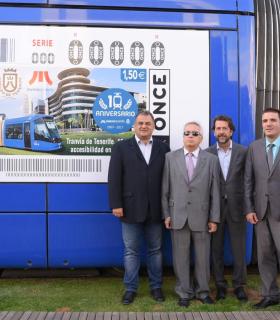 La Once dedica el cupón, que se venderá en todo el país para el sorteo del 1 de junio, al 10º aniversario del tranvía de Tenerife. · foto 2