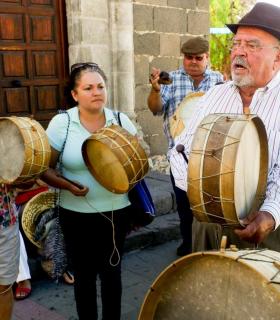 Tocadores de toda La Gomera y el Ayuntamiento de homenajean a Isidro Ortiz Mendoza en el II Encuentro de Chácaras y Tambores. · foto 1