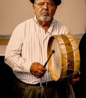 Tocadores de toda La Gomera y el Ayuntamiento de homenajean a Isidro Ortiz Mendoza en el II Encuentro de Chácaras y Tambores. · foto 2