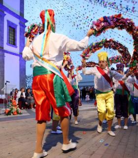 El arte centenario de las danzas rituales del municipio granadillero, pregonero de las fiestas mayores de San Antonio de Padua. · foto 2
