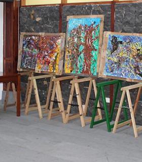 El patio del Ayuntamiento de Tegueste alberga una exposición pictórica realizada por los alumnos y alumnas de Primero y Segundo de Primaria del CEIP Melchor Núñez. · foto 2