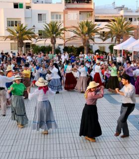 Un centenar de personas llenan de bailes típicos y tradición la plaza de Las Marañuelas de Arguineguín en la víspera del Día de Canarias. · foto 2