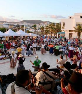 Un centenar de personas llenan de bailes típicos y tradición la plaza de Las Marañuelas de Arguineguín en la víspera del Día de Canarias. · foto 3