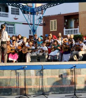 Un centenar de personas llenan de bailes típicos y tradición la plaza de Las Marañuelas de Arguineguín en la víspera del Día de Canarias. · foto 1