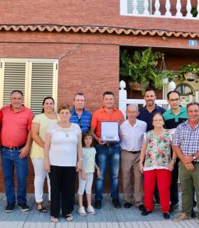 Un centenar de personas llenan de bailes típicos y tradición la plaza de Las Marañuelas de Arguineguín en la víspera del Día de Canarias. · foto 4