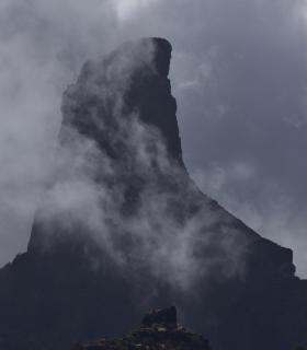 El fotógrafo Jesús Padilla expone por primera vez sus Imágenes con alma de paisajes canarios en la Biblioteca Municipal de la Villa. · foto 1