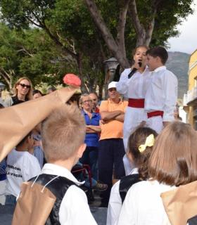 Los niños del colegio Tigaday representan la tradición de la Bajada de La Virgen. · foto 1