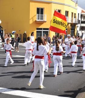 Los niños del colegio Tigaday representan la tradición de la Bajada de La Virgen. · foto 2