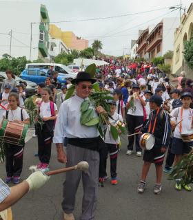 Caracolas, tambores y cajas de guerra sonaron hoy en la Ruta de las Marías desde la Montaña de Vergara hasta el pórtico de la Iglesia de Santa María de Guía. · foto 1