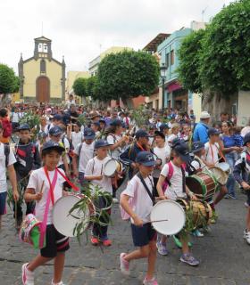 Caracolas, tambores y cajas de guerra sonaron hoy en la Ruta de las Marías desde la Montaña de Vergara hasta el pórtico de la Iglesia de Santa María de Guía. · foto 2