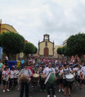 Caracolas, tambores y cajas de guerra sonaron hoy en la Ruta de las Marías desde la Montaña de Vergara hasta el pórtico de la Iglesia de Santa María de Guía. · foto 4