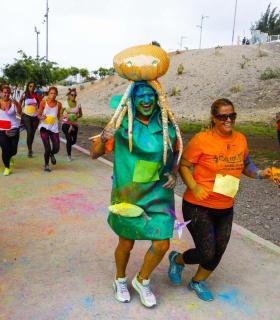 La Ballena se convierte en epicentro del ocio y la solidaridad con la Carrera de Colores Over the Rainbow. · foto 9