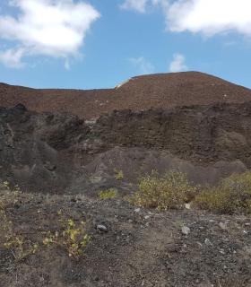 El Ayuntamiento de Telde impide que unos vecinos de Ingenio se llevaran 10 cubos de picón de un espacio natural protegido. · foto 2