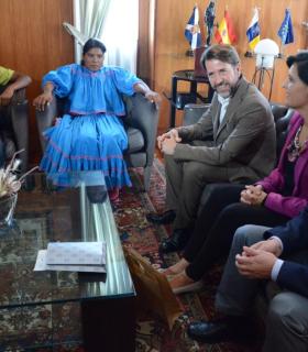 El Cabildo recibe a Lorena Ramírez, primera mujer tarahumara que compite en una prueba Ultra en Europa. · foto 2