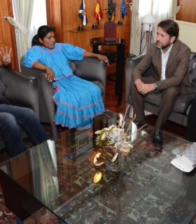 El Cabildo recibe a Lorena Ramírez, primera mujer tarahumara que compite en una prueba Ultra en Europa. · foto 1