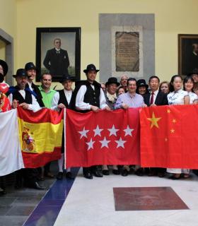 El Ayuntamiento de Arucas recibe en el Salón de Plenos a los grupos participantes en el Encuentro Folklórico de las Fiestas Patronales de San Juan. · foto 10