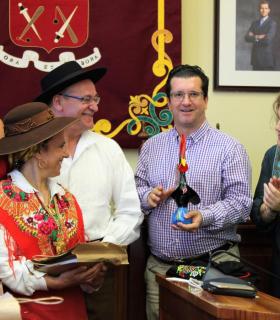 El Ayuntamiento de Arucas recibe en el Salón de Plenos a los grupos participantes en el Encuentro Folklórico de las Fiestas Patronales de San Juan. · foto 6