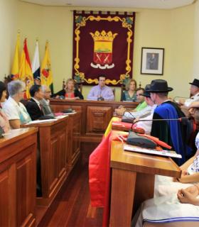 El Ayuntamiento de Arucas recibe en el Salón de Plenos a los grupos participantes en el Encuentro Folklórico de las Fiestas Patronales de San Juan. · foto 8