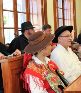 El Ayuntamiento de Arucas recibe en el Salón de Plenos a los grupos participantes en el Encuentro Folklórico de las Fiestas Patronales de San Juan. · foto 1