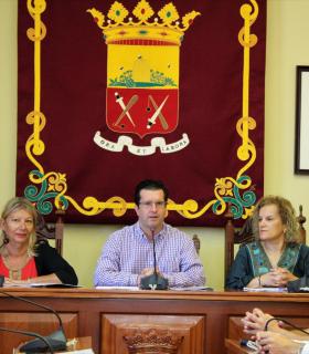 El Ayuntamiento de Arucas recibe en el Salón de Plenos a los grupos participantes en el Encuentro Folklórico de las Fiestas Patronales de San Juan. · foto 9