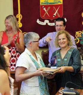 El Ayuntamiento de Arucas recibe en el Salón de Plenos a los grupos participantes en el Encuentro Folklórico de las Fiestas Patronales de San Juan. · foto 7