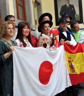 El Ayuntamiento de Arucas recibe en el Salón de Plenos a los grupos participantes en el Encuentro Folklórico de las Fiestas Patronales de San Juan. · foto 4