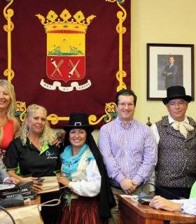 El Ayuntamiento de Arucas recibe en el Salón de Plenos a los grupos participantes en el Encuentro Folklórico de las Fiestas Patronales de San Juan. · foto 3