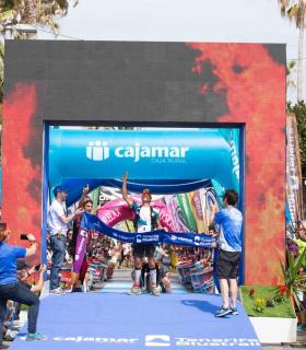 Yeray Durán y Christelle Bard se coronan vencedores de la Ultra de la Cajamar Tenerife Bluetrail 2017. · foto 4