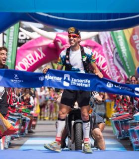 Yeray Durán y Christelle Bard se coronan vencedores de la Ultra de la Cajamar Tenerife Bluetrail 2017. · foto 5