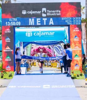 Yeray Durán y Christelle Bard se coronan vencedores de la Ultra de la Cajamar Tenerife Bluetrail 2017. · foto 8