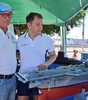 Una exhibición de modelismo naval anima la jornada dominical en la plaza de España. · foto 2