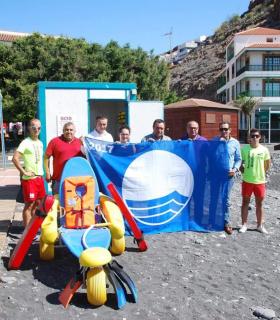 Playa de Santiago ya tiene izada por séptimo año la Bandera Azul Europea. · foto 3