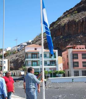Playa de Santiago ya tiene izada por séptimo año la Bandera Azul Europea. · foto 1